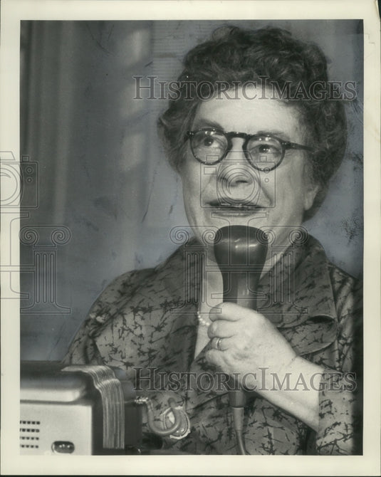 1954, Actress Josephine Hull in 