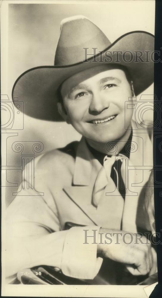 1944 Press Photo Singing Cowboy Tex Ritter Performs On The Riverside S ...