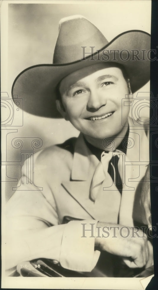 1944 Press Photo Singing Cowboy Tex Ritter Performs On The Riverside Stage - Historic Images