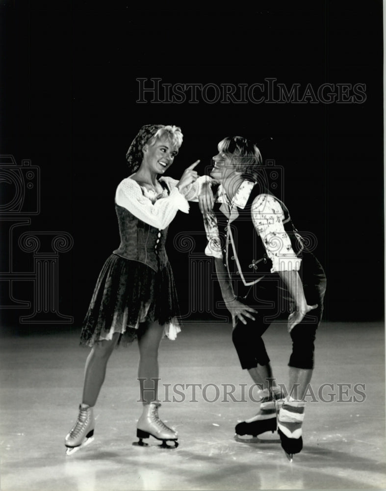 1994, Elizabeth Manley and Richard Swenning in Ice Capade's show - Historic Images