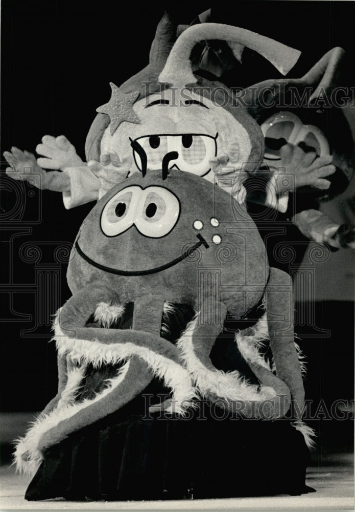 1984 Press Photo Cartoon characters in Ice Capades&#39; show in Milwaukee, WI - Historic Images