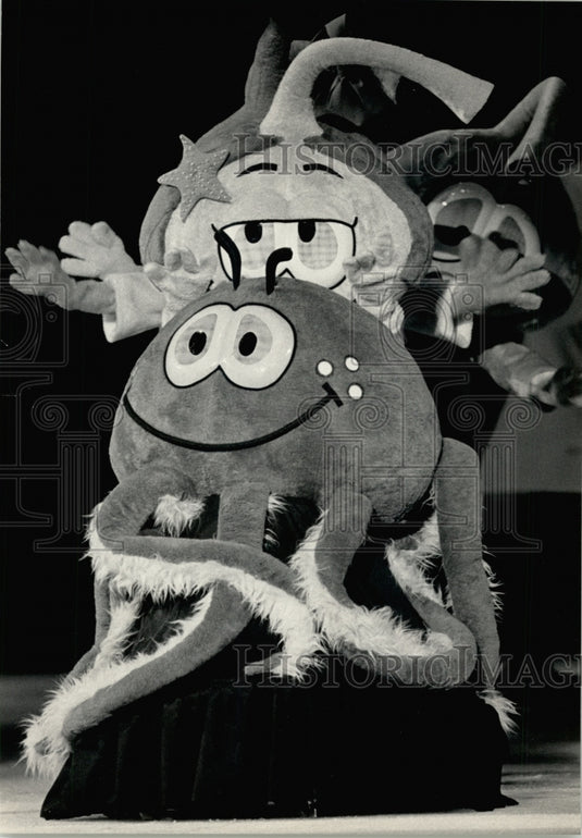 1984 Press Photo Cartoon characters in Ice Capades' show in Milwaukee, WI - Historic Images