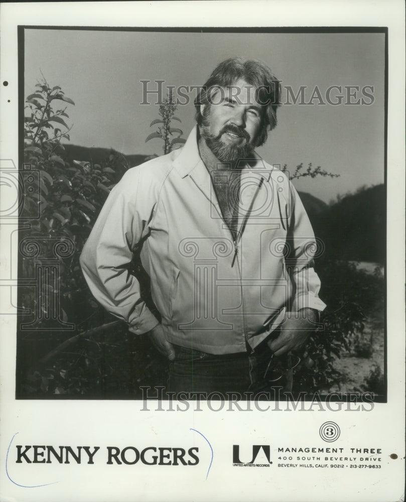 1977, Singer Kenny Rogers records for United Artists - mjp33037 - Historic Images