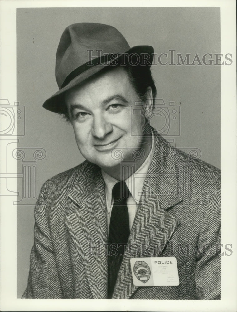 1977, Actor Richard B. Shull as Detective Holmes in "Homes and Yoyo" - Historic Images