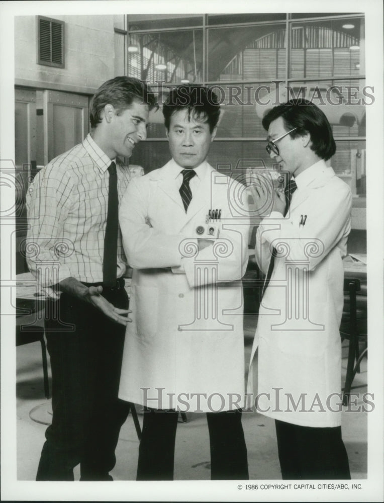 1986 Press Photo Scott Bakula, Sab Shimono and Gedde Watanabe in "Gung Ho" - Historic Images