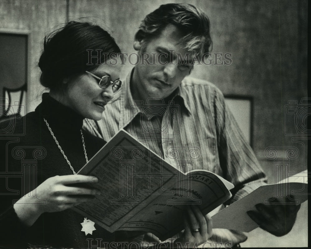 1973, Terri Trost and Gerald Stanick study Moxarts Exsultate Jubilat - Historic Images