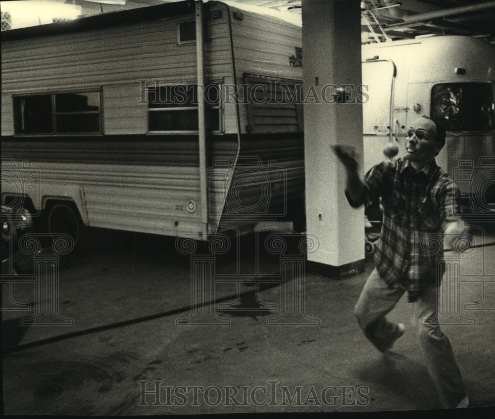 1994, Clown Joey Matheson juggles in Milwaukee arena basement - Historic Images