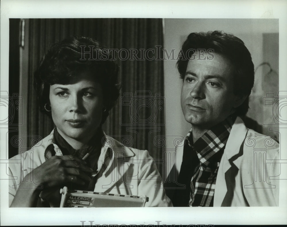 1977, James Sloyan & Linda Carlson in "Westside Medical" - mjp33517 - Historic Images