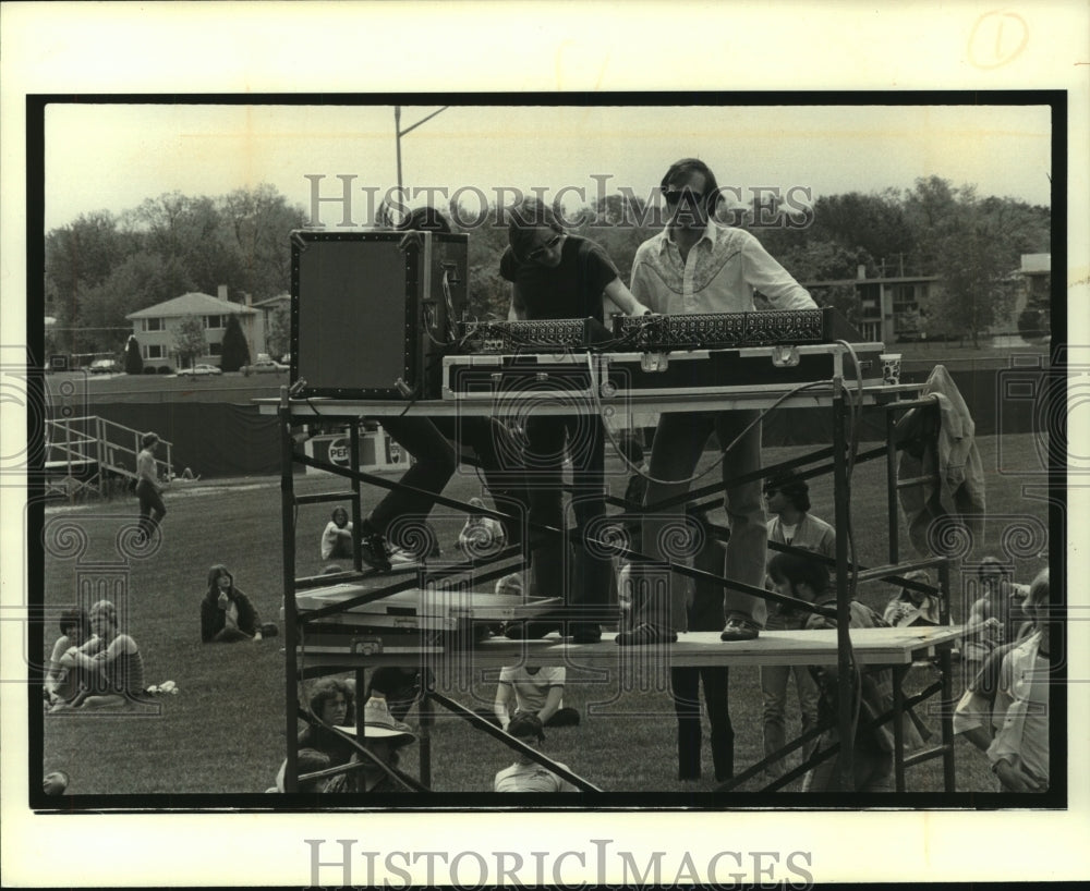 1979 Press Photo Danny O&#39;Brien mixes sound during the concert - mjp33557- Historic Images