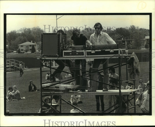 1979 Press Photo Danny O'Brien mixes sound during the concert - mjp33557- Historic Images