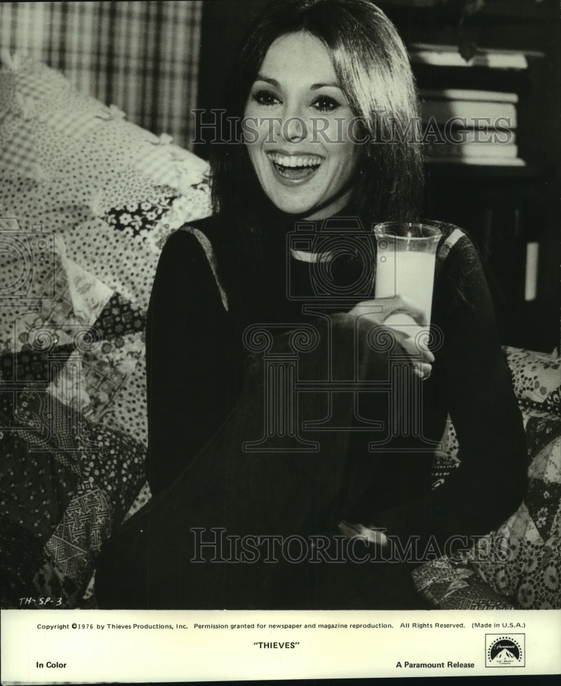 1976, Marlo Thomas is a glamorous laugh-getter in "Thieves" - Historic Images