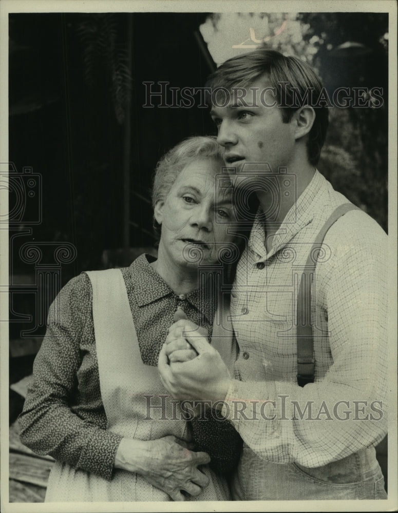 1977, Richard Thomas and Ellen Corby star in "The Waltons" - Historic Images