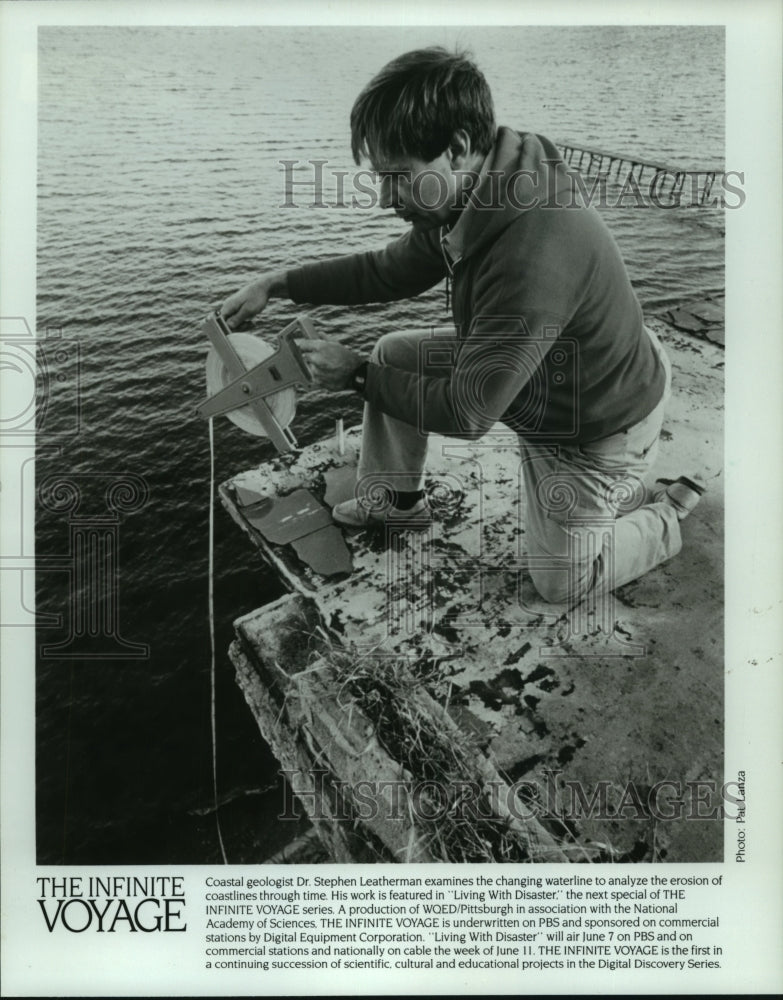 1989 Press Photo Coastal geologist Dr. Stephen Leatherman examines waterline - Historic Images