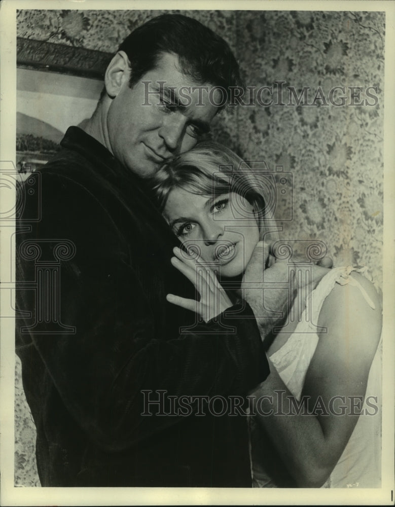 1965, Rod Taylor & Julie Christie in "Young Cassidy" - mjp33956 - Historic Images