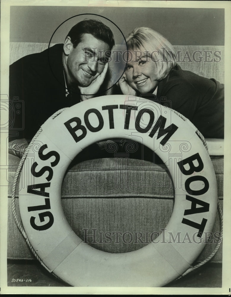 1966, Rod Taylor &amp; Doris Day in &quot;The Glass Bottom Boat&quot; - mjp33961 - Historic Images