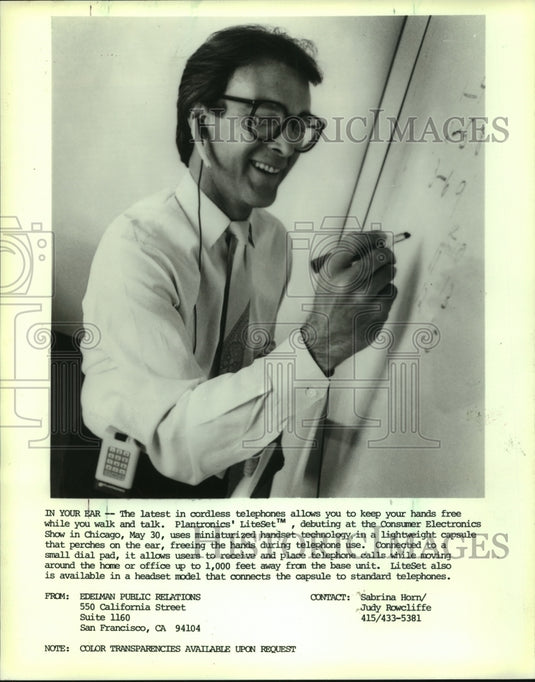 1987 Press Photo Plantronics' LiteSet cordless telephone demonstration - Historic Images