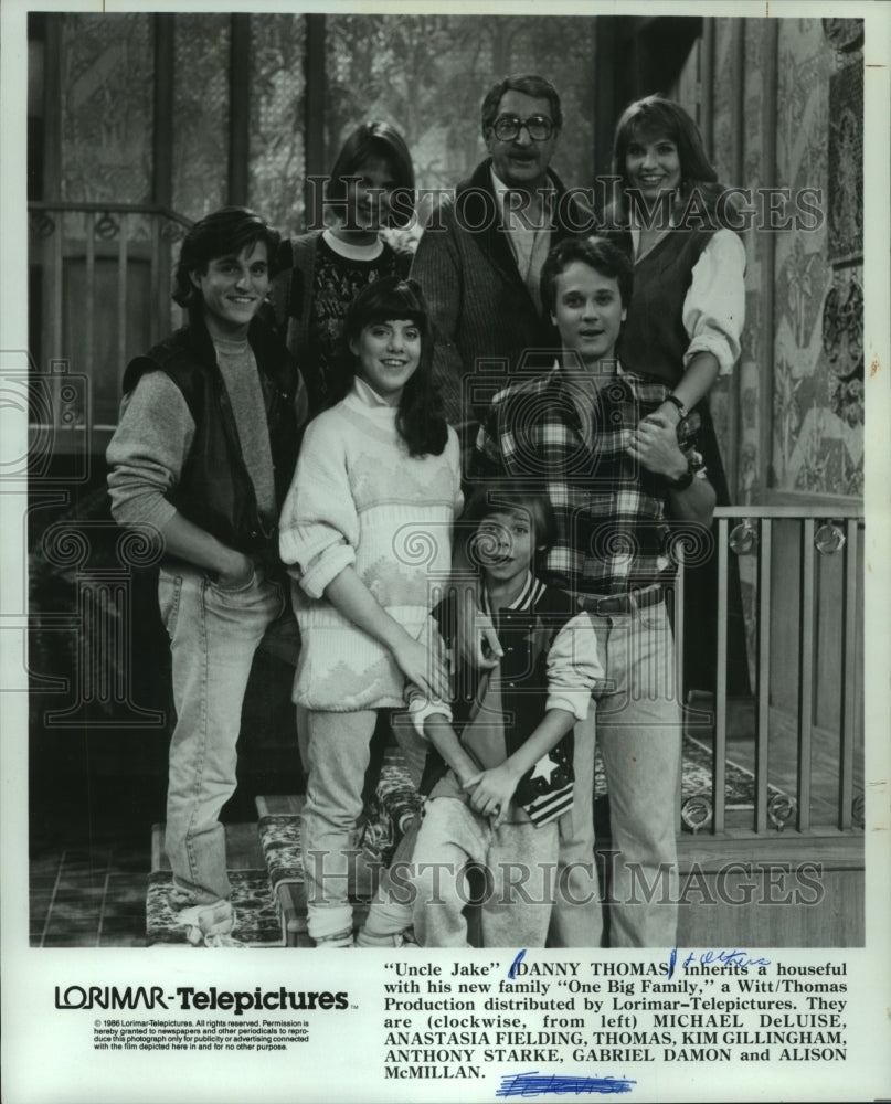 1986, Danny Thomas &amp; others star in &quot;One Big Family&quot; - mjp33997 - Historic Images