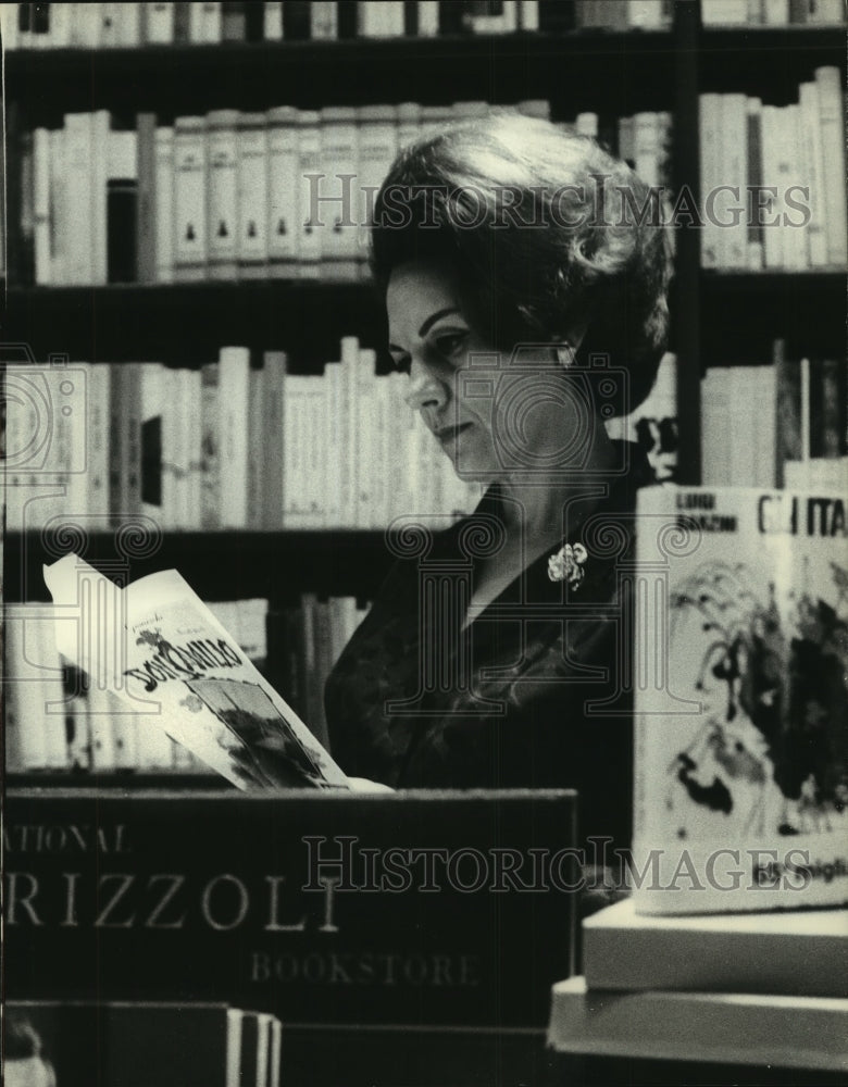 1966 Press Photo Soprano Renata Teboldi,Third of Seven, visits Rizzoli Bookstore - Historic Images