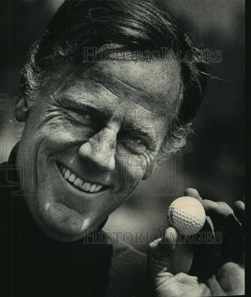 1973, McLean Stevenson, actor, with a golf ball - mjp34200 - Historic Images