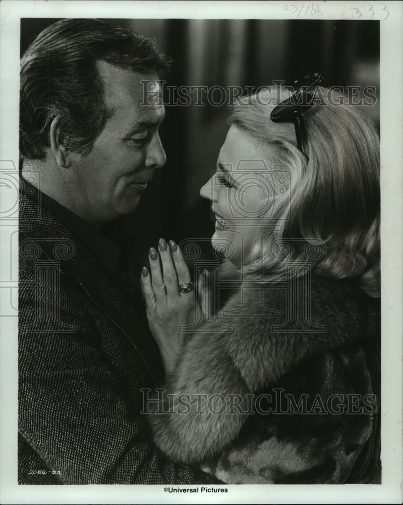 1976 Press Photo David Janssen and Gena Rowlands in "Two-Minute Warning" - Historic Images