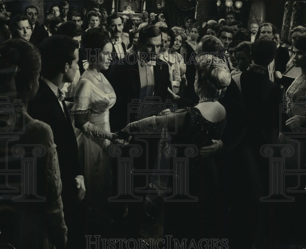 1965, Garaldine Chaplin and Omar Sharif in the film Doctor Zhivago - Historic Images