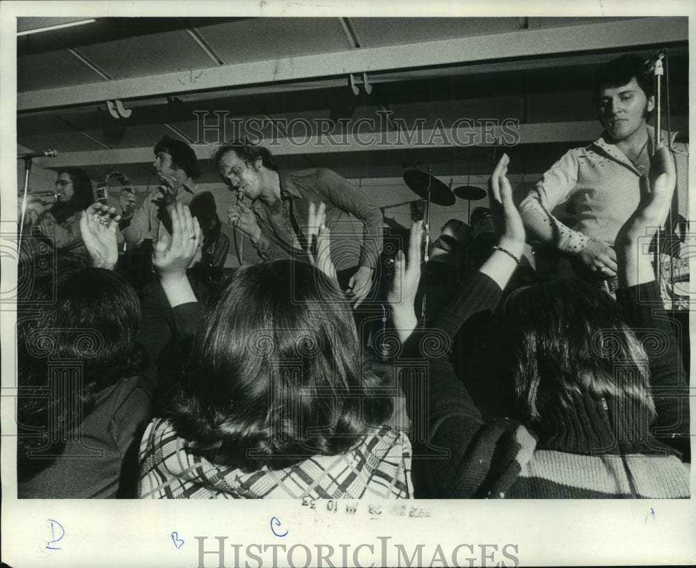 1974 Truc entertains the crowd in Milwaukee - Historic Images