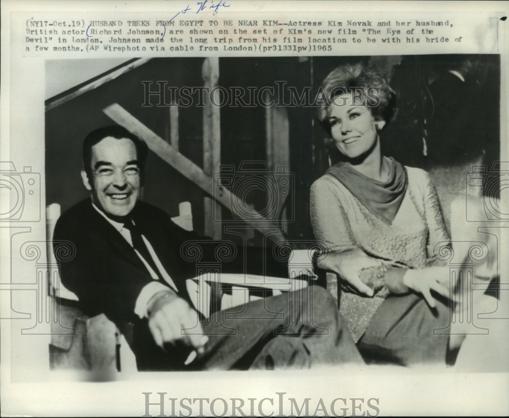 1965 Press Photo Kim Novak and Richard Johnson on set "The Eye of the Devil - Historic Images