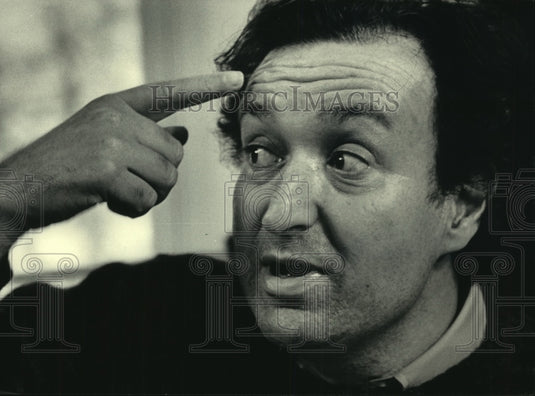 1986 Press Photo French director Bernard Uzan instructs the cast of "Tosca" - Historic Images