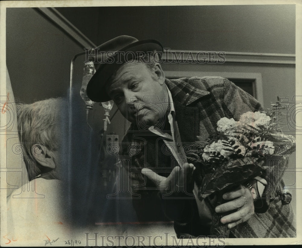 1977, Carroll O&#39;Connor brings flowers to Frank Maxwell, in hospital - Historic Images