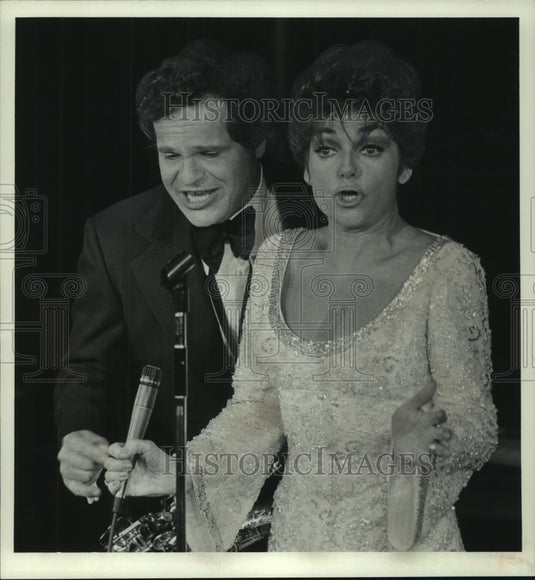 1975 Press Photo June Valli & husband Jimmy Merchant at Pfister Hotel Crown Room - Historic Images