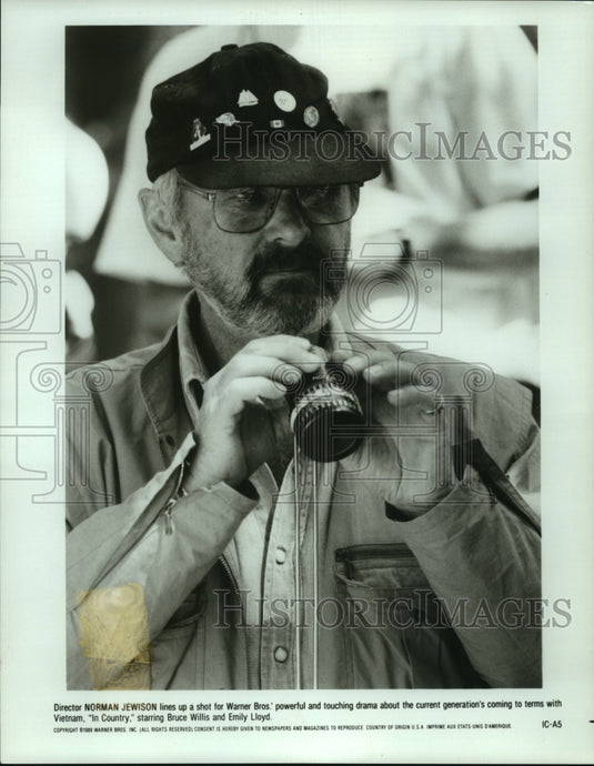 1989 Press Photo Director Norman Jewison lines up a shot for "In Country" - Historic Images