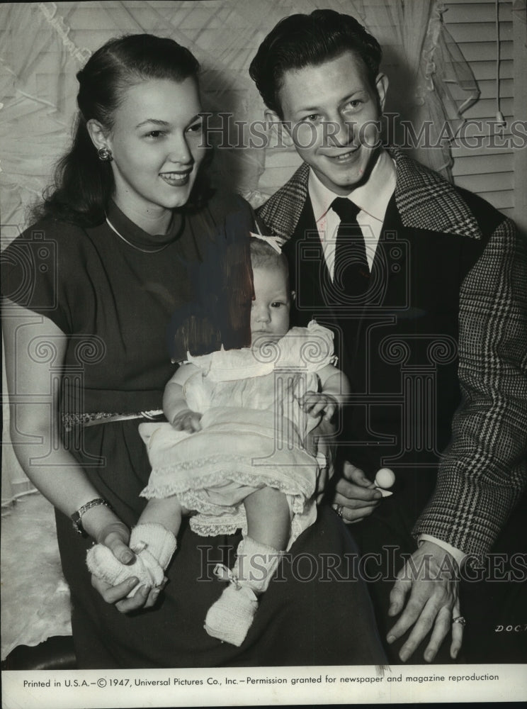 1947 Press Photo Actor Donald O&#39;Connor with wife and daughter Dona - mjp35196- Historic Images