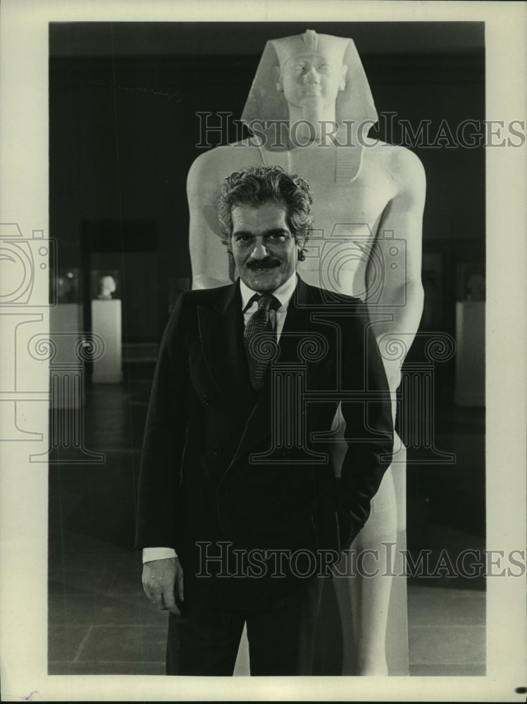 1977, Omar Sharif hosts "Mysteries of the Great Pyramid" - mjp35275 - Historic Images