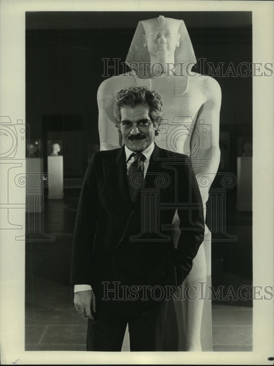 1977, Omar Sharif hosts "Mysteries of the Great Pyramid" - mjp35275 - Historic Images