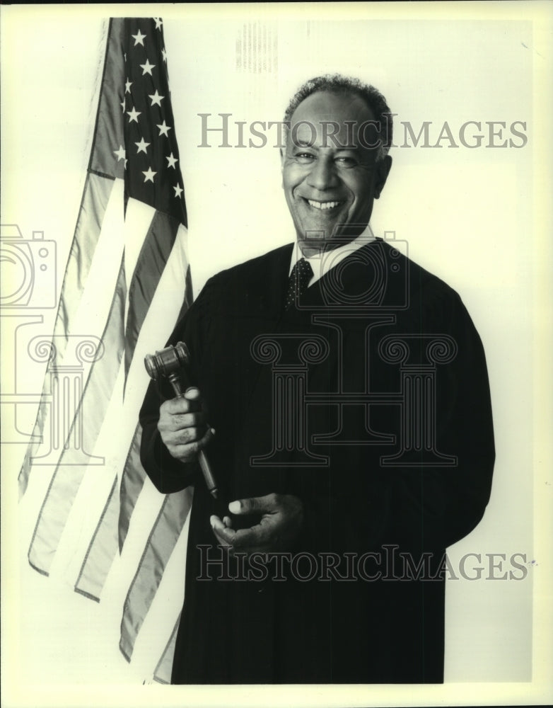 1988 Press Photo Raymond St. Jacques dressed as judge holds gavel Superior Court - Historic Images