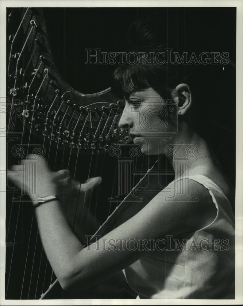 1965 Press Photo Harpist Lynne Alison Turner Plays Concert At UW-Milwaukee Hall-Historic Images