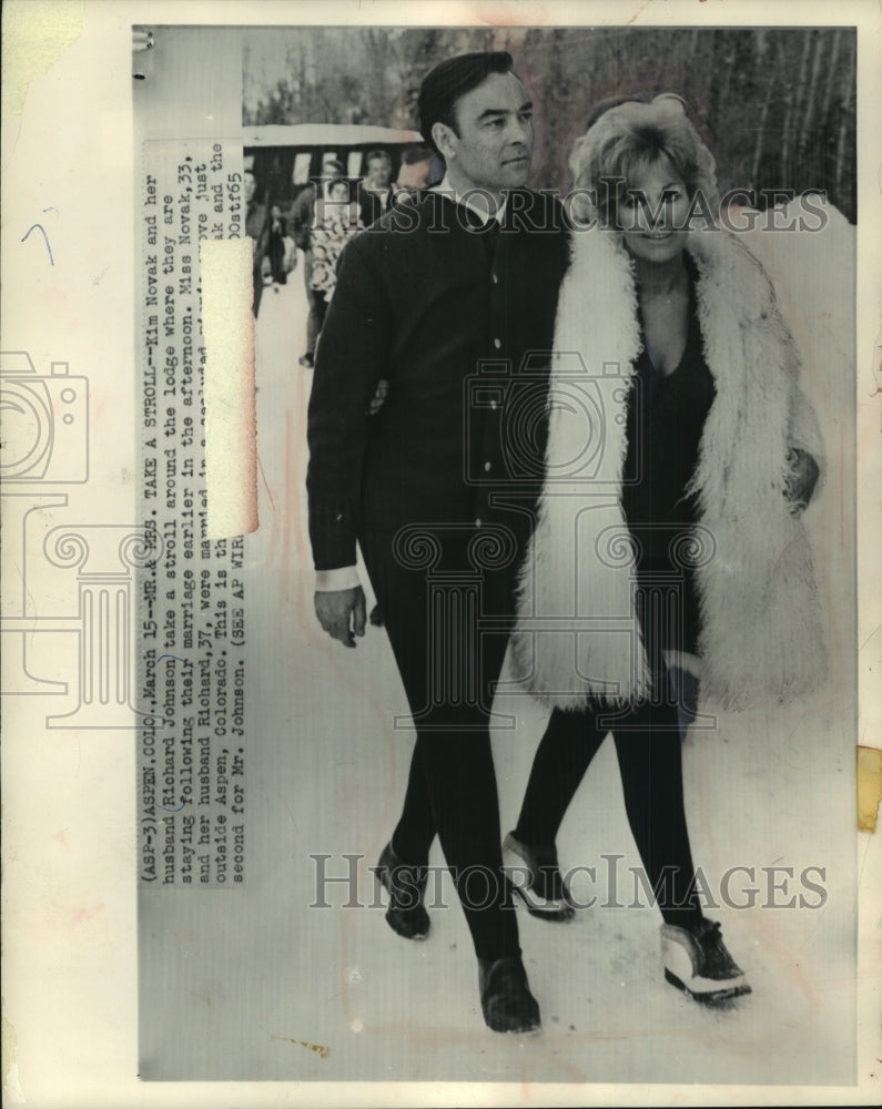 1965 Press Photo Kim Novak and her husband Richard Johnson in Aspen Colorado-Historic Images