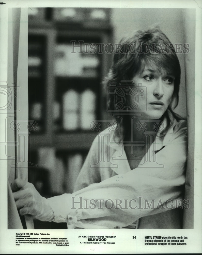 1982 Press Photo Meryl Streep stands in doorway as Karen Silkwood, in Silkwood - Historic Images