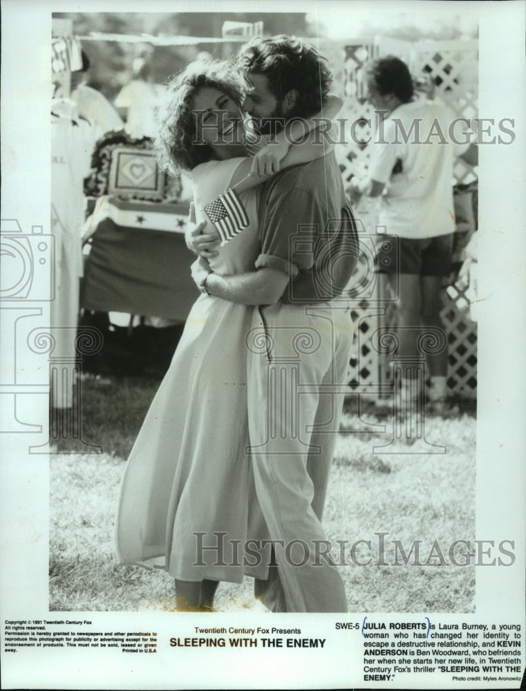 1991 Press Photo Julia Roberts &amp; Kevin Anderson in &quot;Sleeping With The Enemy&quot; - Historic Images