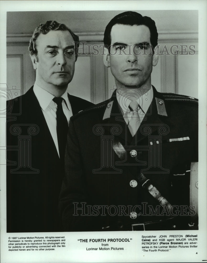 1987 Press Photo Michael Caine, Pierce Brosnan in &quot;The Fourth Protocol.&quot; - Historic Images