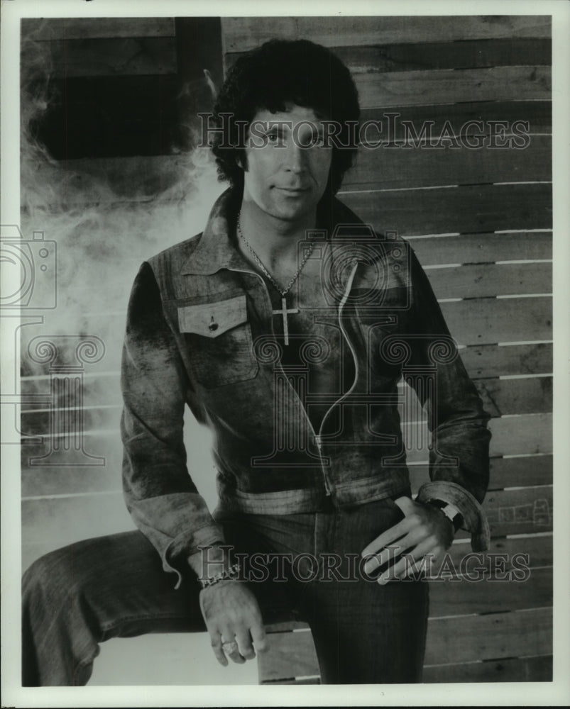 1978, Tom Jones, singer poses for photo. - mjp35597 - Historic Images