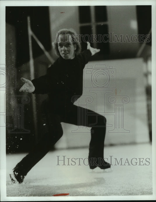1990 Ice skater Scott Hamilton performs in Stars on Ice - Historic Images