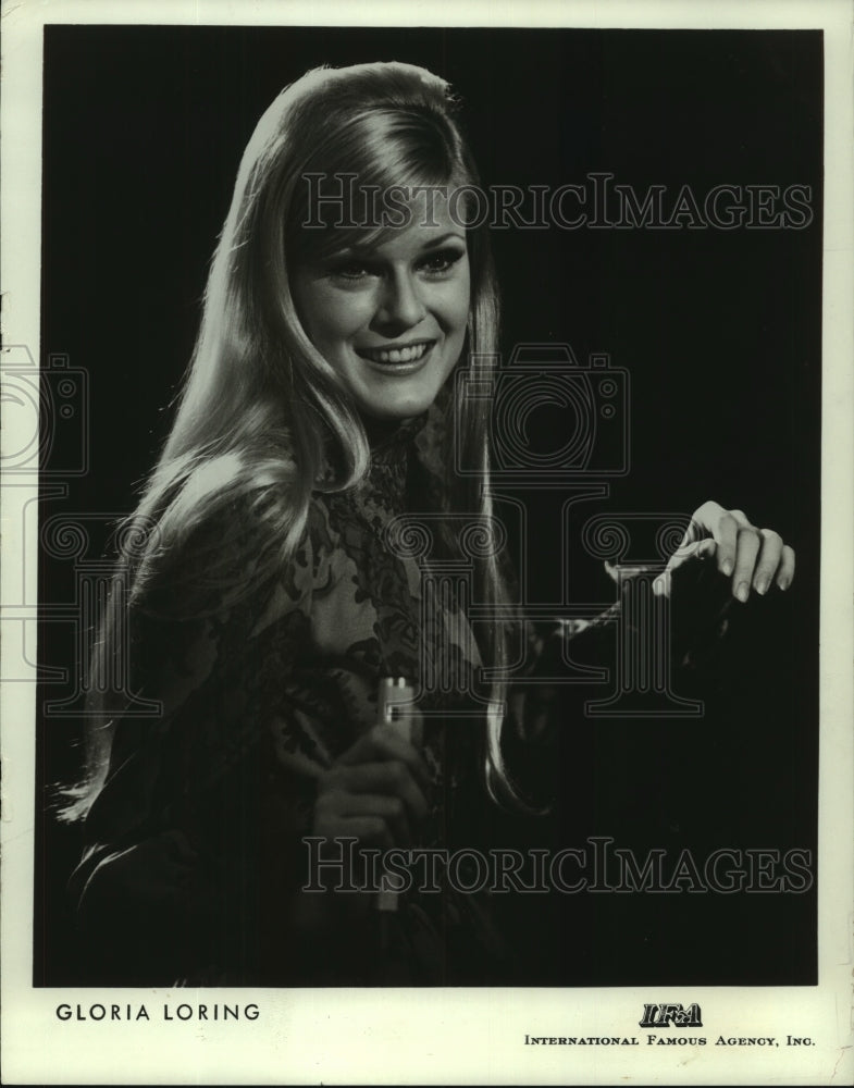 Press Photo Gloria Loring, singer, posing for photo, United States. - mjp35776 - Historic Images