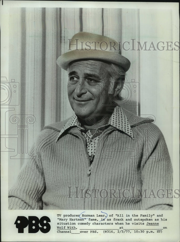 1977, Norman Lear TV producer visiting &quot;Jeanne Wolf &quot; on PBS - Historic Images