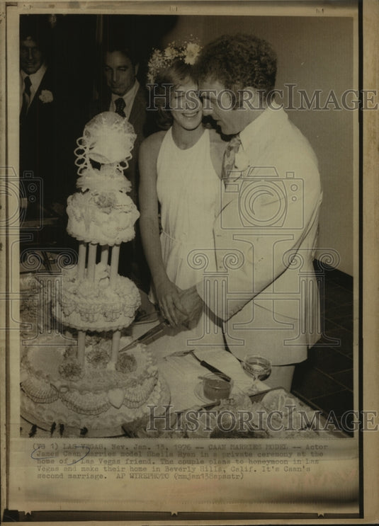 1976 James Caan marries model Sheila Ryan, cutting cake, Las Vegas. - Historic Images