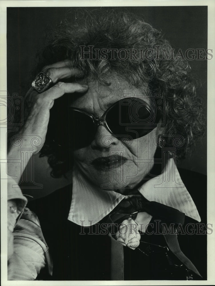 1978, Actress Sylvia Sidney visits Milwaukee - mjp36004 - Historic Images