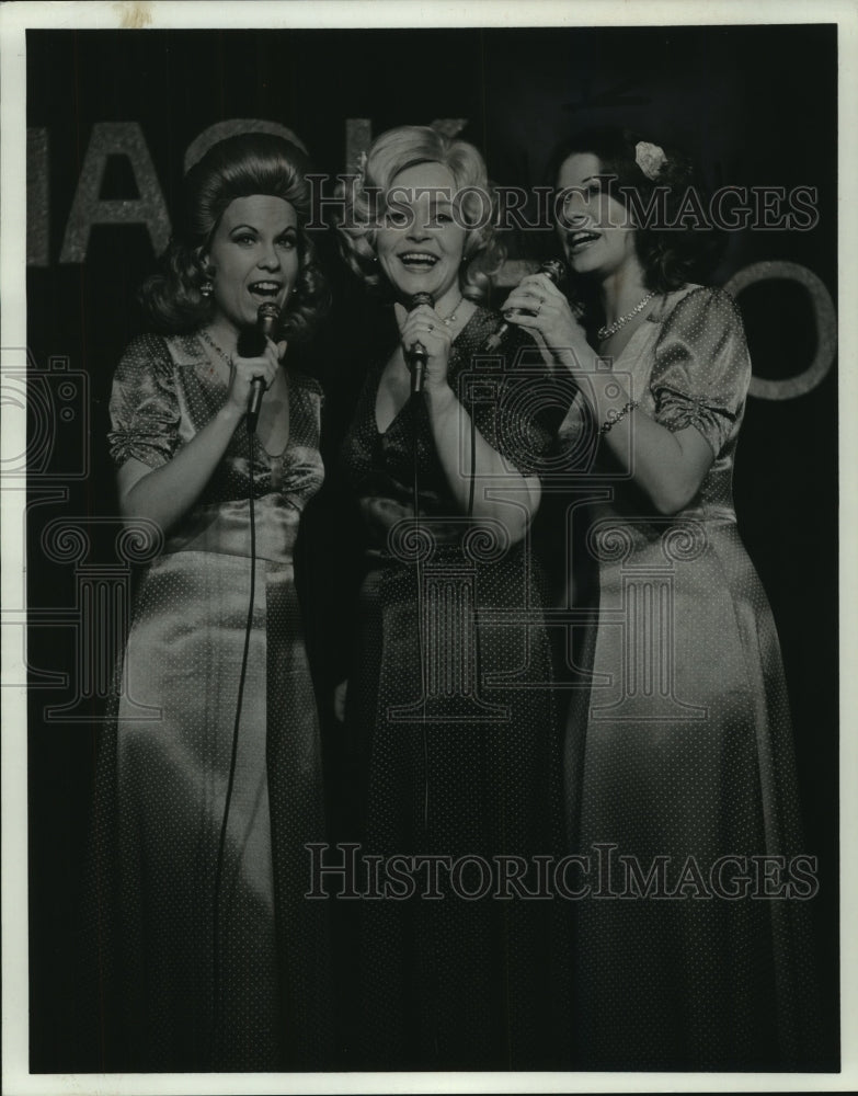 1975 Press Photo Peggy Peterson &amp; the Rodo Sisters - mjp36053 - Historic Images