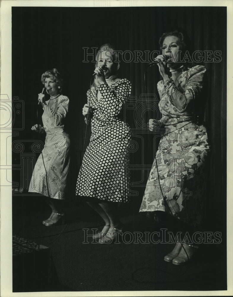 1974, Singing group, the Rodo Sisters - mjp36062 - Historic Images