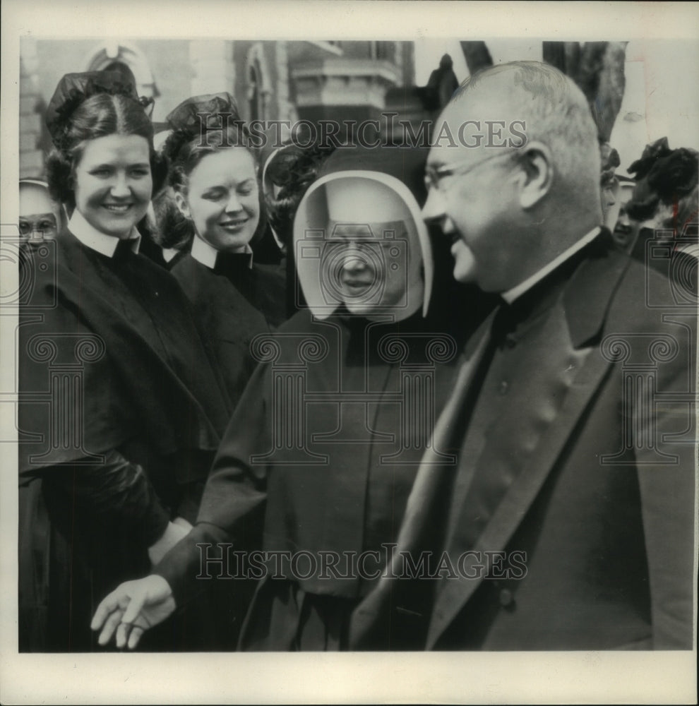 1953,Former actress June Haver &amp; others at St. Marry College, Kansas - Historic Images