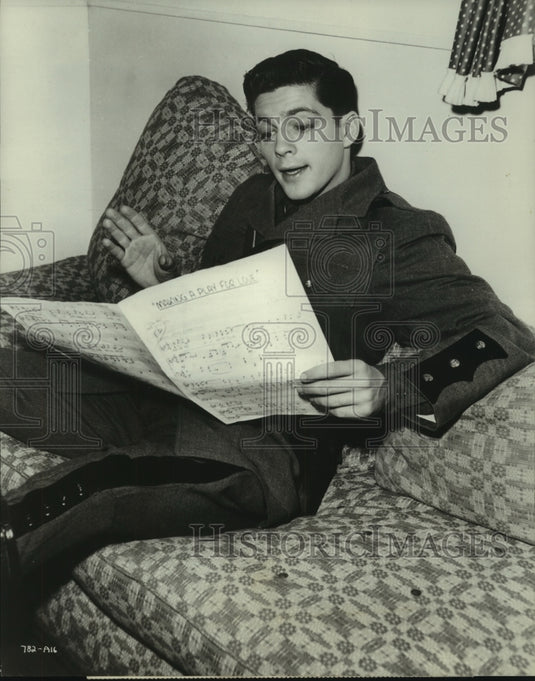 1952, Billy Hayes in "Stop. You're Killing Me" - mjp36212 - Historic Images